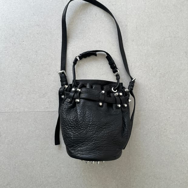 알렉산더왕 디에고 스터드 레더 버킷백