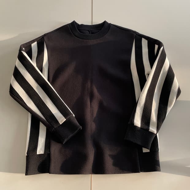 시스템옴므 블랙 사이드 스트라이프 디테일 맨투맨