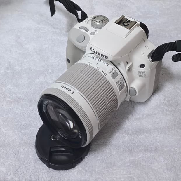 캐논 카메라 100d와 18-55mm 화이트 색상 팝니다.