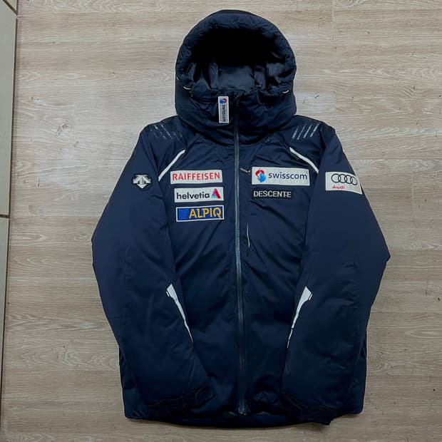 데상트 아우디 덕다운 스폰서패치 스키패딩 점퍼 [블랙] L/100