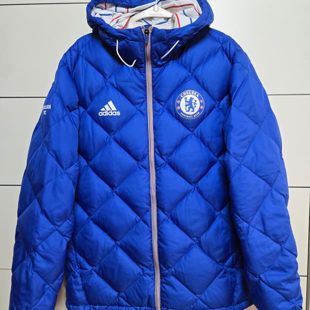 아디다스 첼시 FC 덕다운 패딩 자켓.