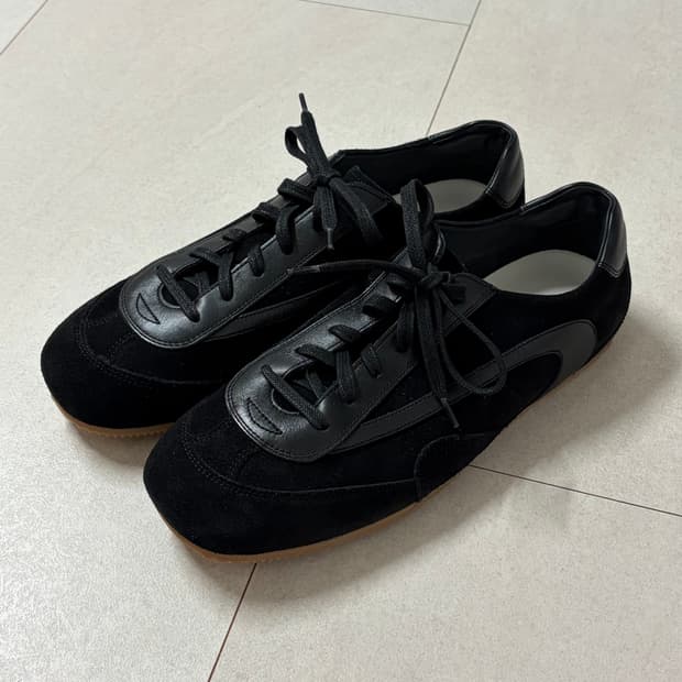 [43] COS 미니멀 스웨이드 트레이너 새상품