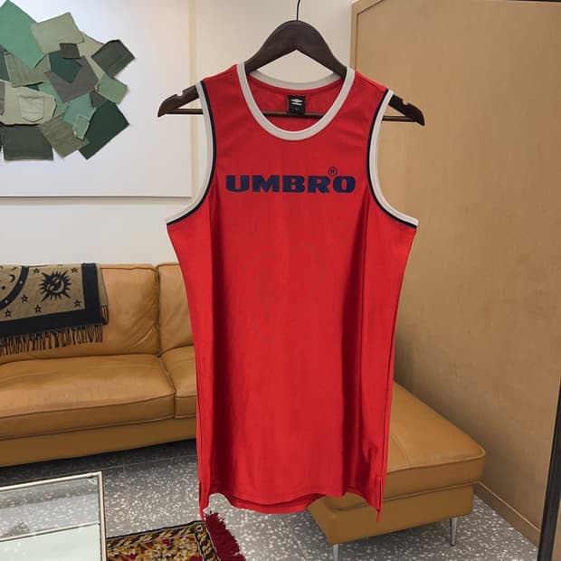 엄브로 센터로고 빅로고 민소매 나시티 85 C04889 