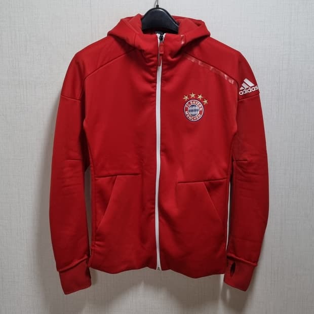 아디다스 FC바이에른 뮌헨 후드집업 레드 유니폼
