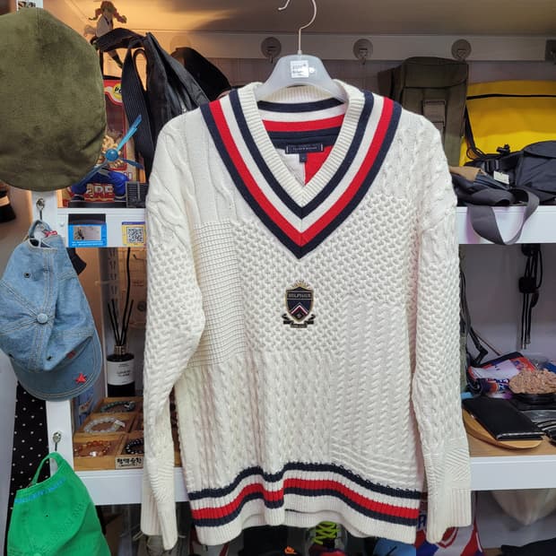 타미힐피거 V넥 케이블 니트 스웨터 아이보리