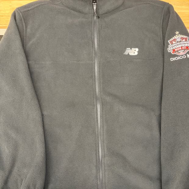 [110] KT위즈 x 뉴발란스 플리스 후리스 블랙