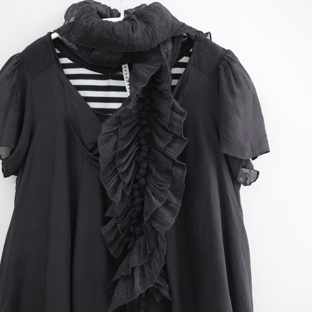 Pompom ruffle black scarf