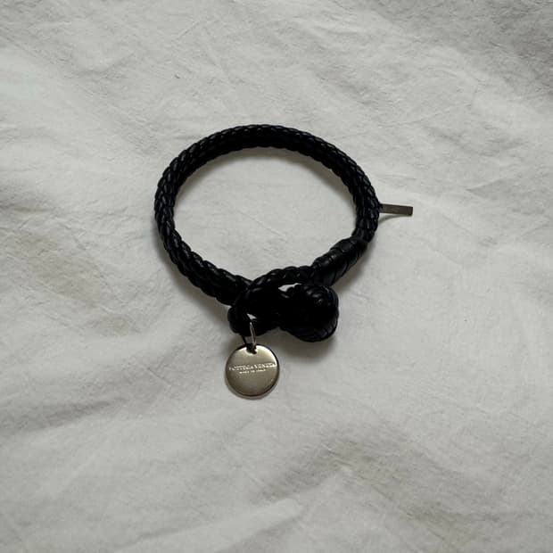 보테가베네타 가죽팔찌