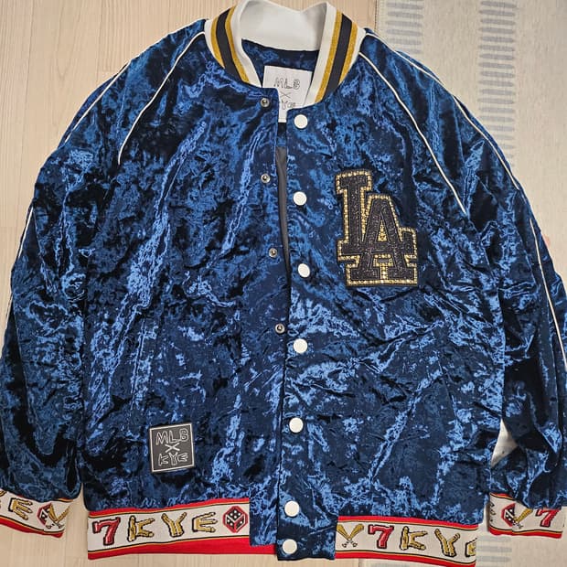 MLB와 KYE 콜라보 벨벳 스타디움 자켓