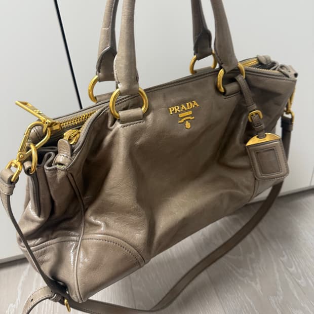 프라다 비텔로 샤인 토트백