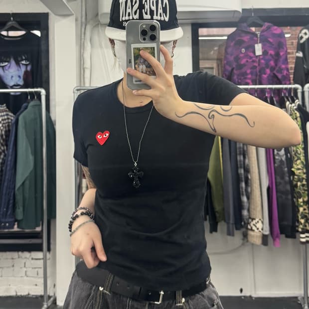 꼼데가르송 플레이 레드와펜 티셔츠