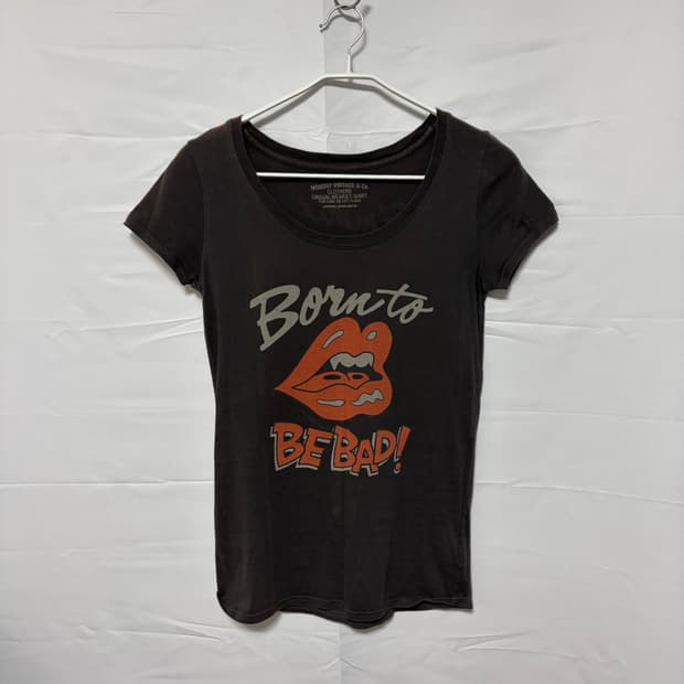 Moussy Deep Neck Lip Graphic Tee