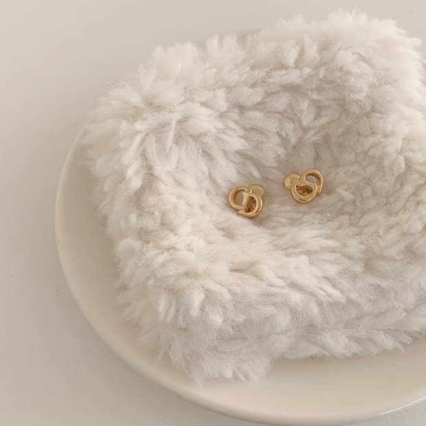 [ 디올 ] 빈티지 디올 골드 로고 클립 귀걸이