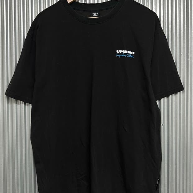 105(XL)  엄브로 로고 블랙 반팔 티셔츠