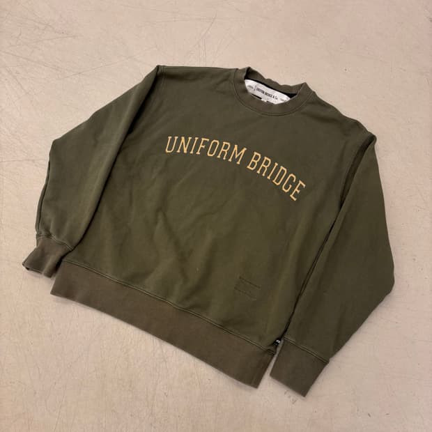 유니폼브릿지 아치로고 카키 맨투맨