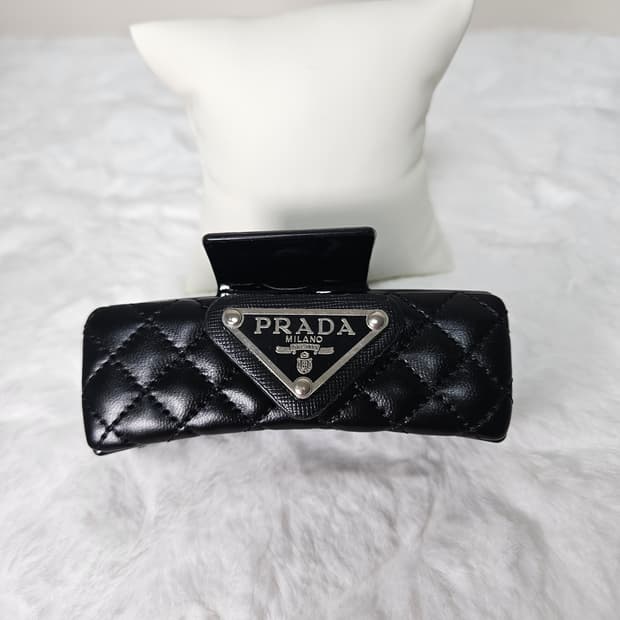 프라다 퀼팅 헤어 집게핀 블랙