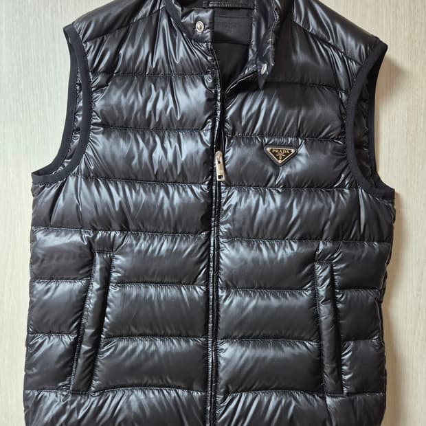 (새제품) 프라다 삼각로고 구스다운 패딩 조끼구스 (22년) 50