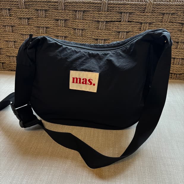 마스마룰즈 하프문 크로스백 블랙