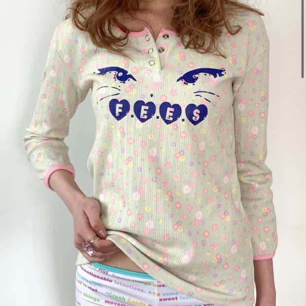 샵페어리 fees kitty botton flower top