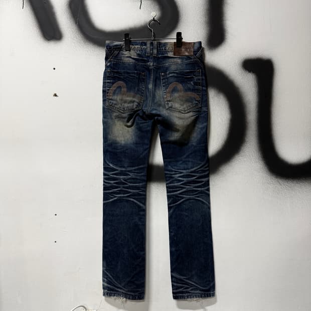 에비수 포켓 프린팅 스트레이트 핏 워싱 흑청 데님 팬츠