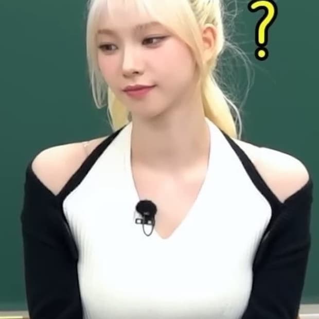 카리나 유즈 홀터 브이넥 니트