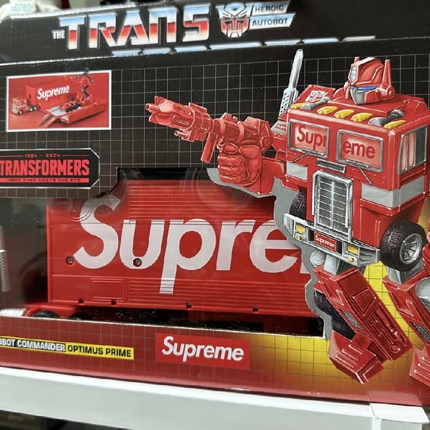 슈프림 트랜스포머 콜라보 옵티머스 피규어