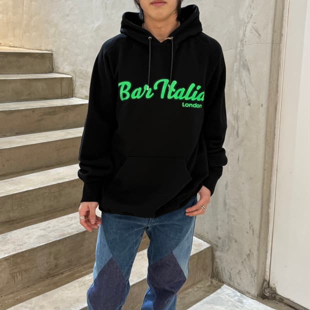 사카이 x 바 이탈리아 "Bar Italia" 로고 프린트 후드티