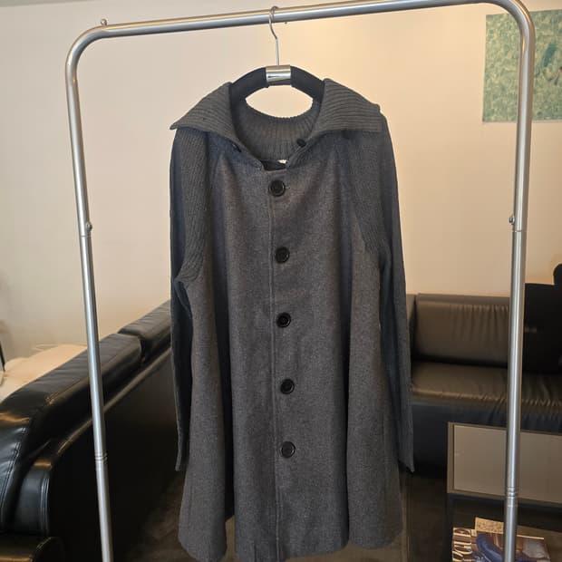 회색 모직 니트 배색코트