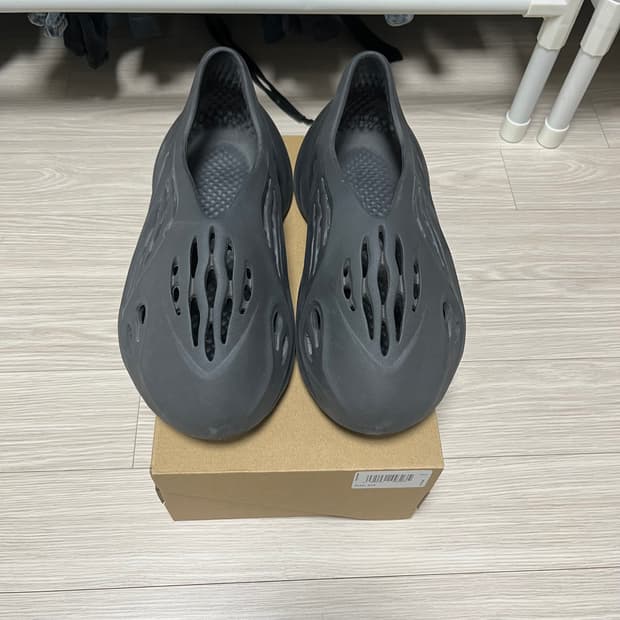 아디다스 이지 폼러너 오닉스 275