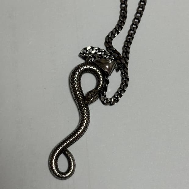 뱀 목걸이