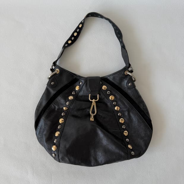 MOJO.S.PHINE 스터드 레더 숄더백