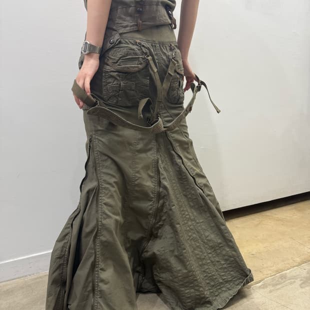 GOA 서스펜더 & 멀티집업 디테일 롱 스커트
