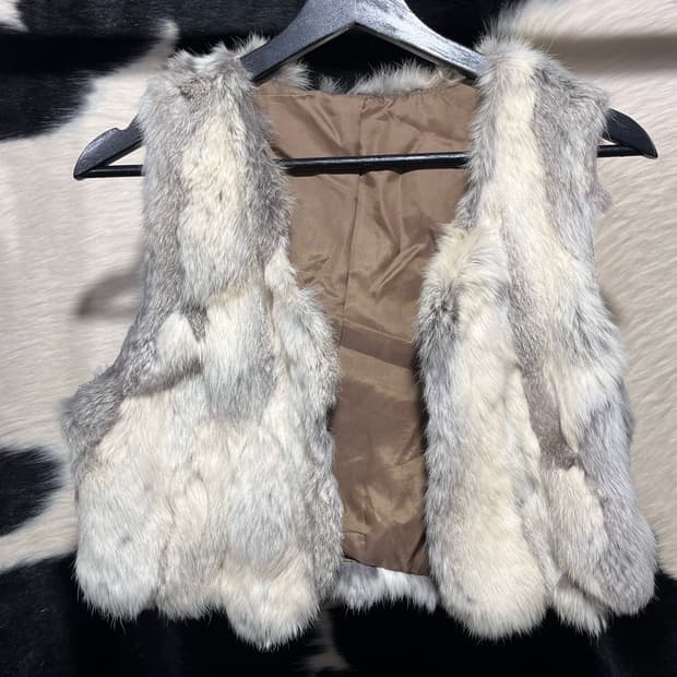 화이트 퍼 베스트