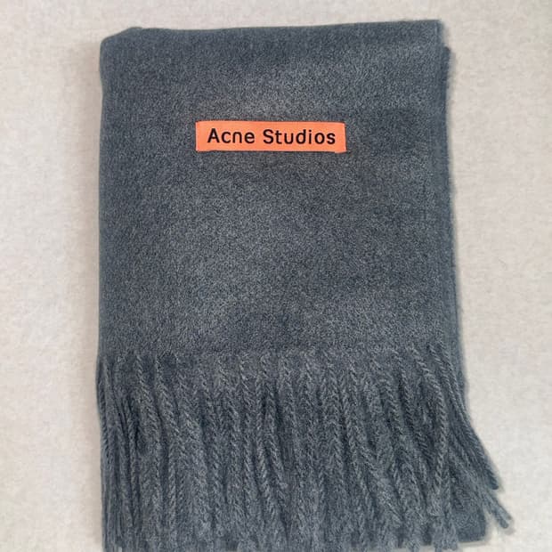 아크네스튜디오 그레이 머플러