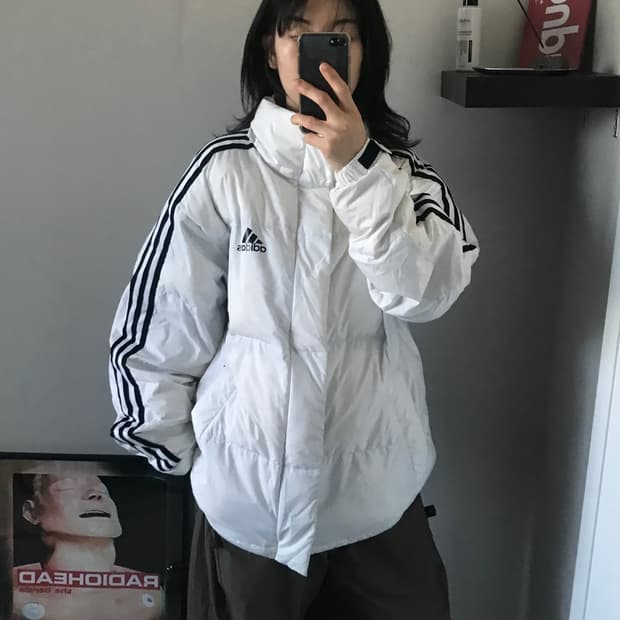 아디다스 삼선 로고 사이드라인 화이트 패딩