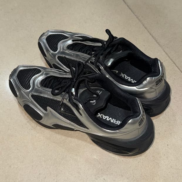 나이키 에어 맥스 뮤즈 블랙 메탈릭 실버 235