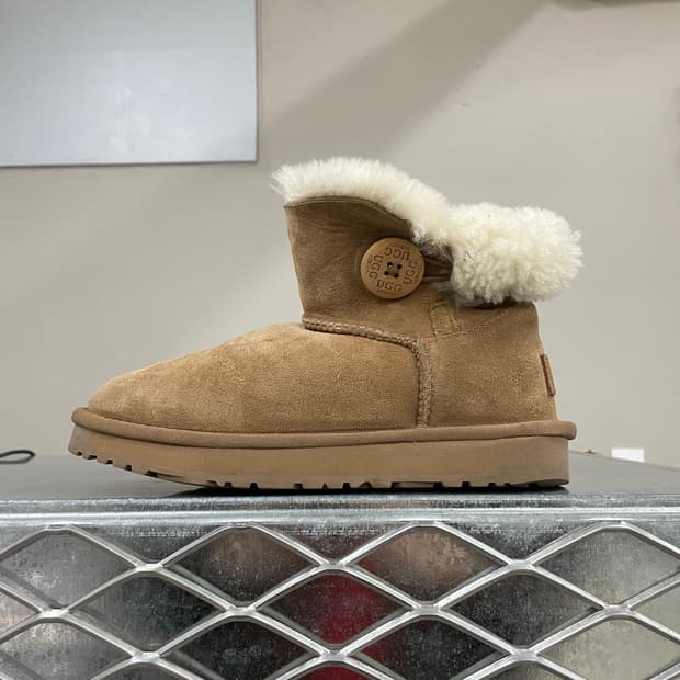 어그 베일리 버튼 II 230