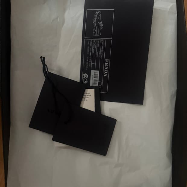 ”프라다 모놀리스 더비“