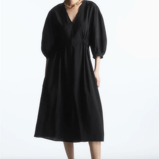 COS 브이넥 원피스