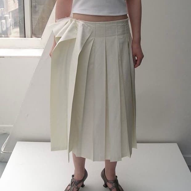 에옹쓰 offbeat pleats skirt white atelier
