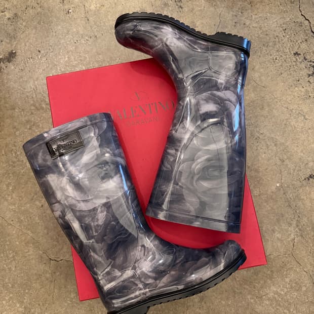 발렌티노 로즈 패턴 레인 부츠 