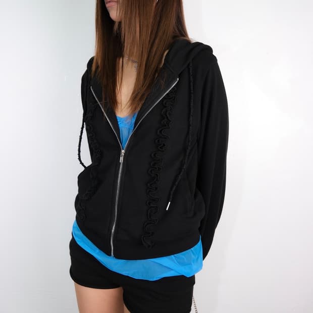 루즈슬립오버 프릴 로고 후드집업 블랙