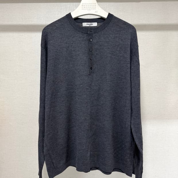 [홍태준•착용] 에잇세컨즈 솔리드 헨리넥 버튼 니트