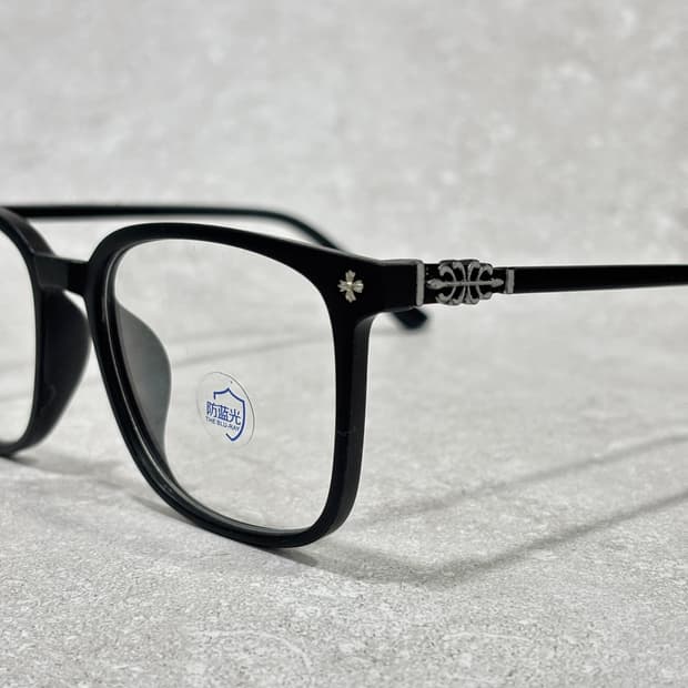 Oribell 크롬 크로스 디테일 매트 블랙 뿔테 안경