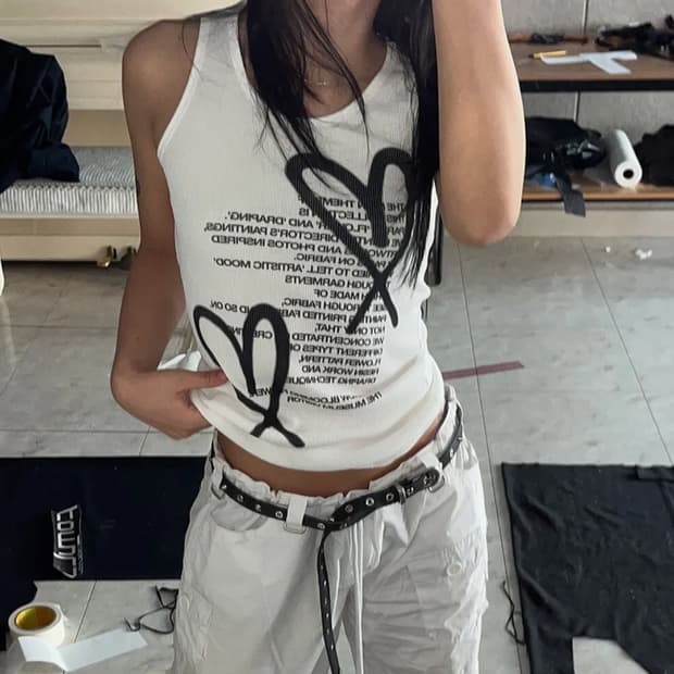 더 뮤지엄 비지터 하트 프린티드 슬리브리스