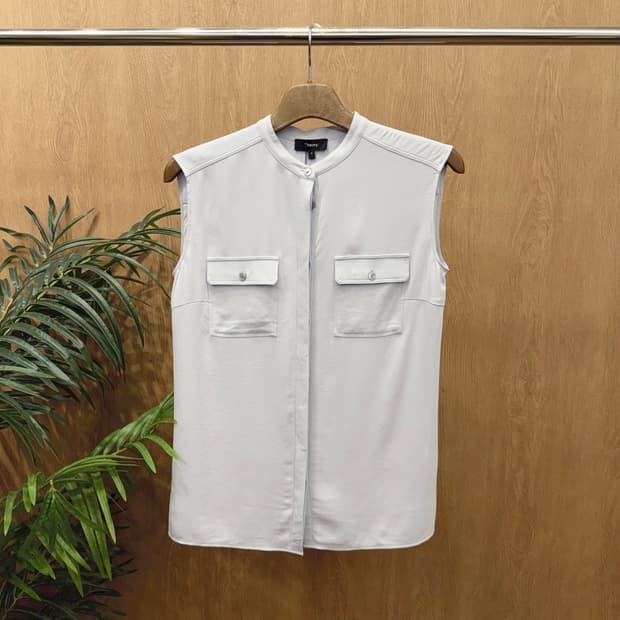 띠어리 슬리브리스 블라우스 밴드 카라 포켓 플리츠 디테일 라이트 블루