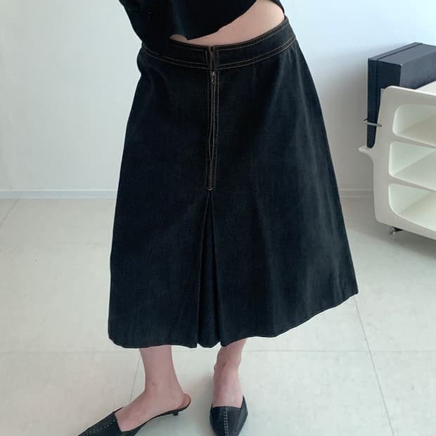 Carriage Pendant Denim Skirt