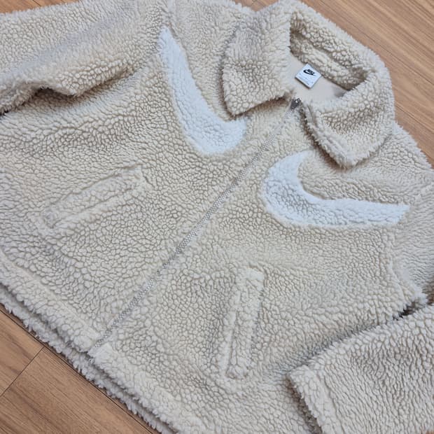 뽀글이 재질의 나이키 쉐르파 자켓입니다. M사이즈이고, 100% 폴리에스