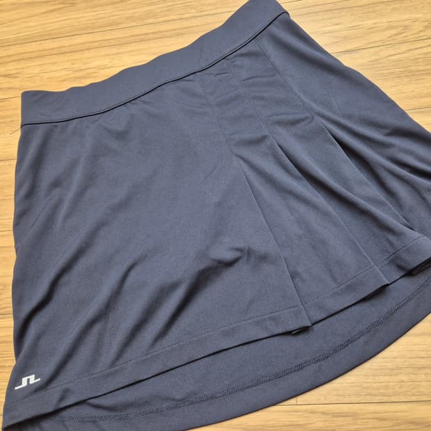 J.Lindeberg 네이비 여성 골프 스커트입니다. 주름이 잡혀있는 디