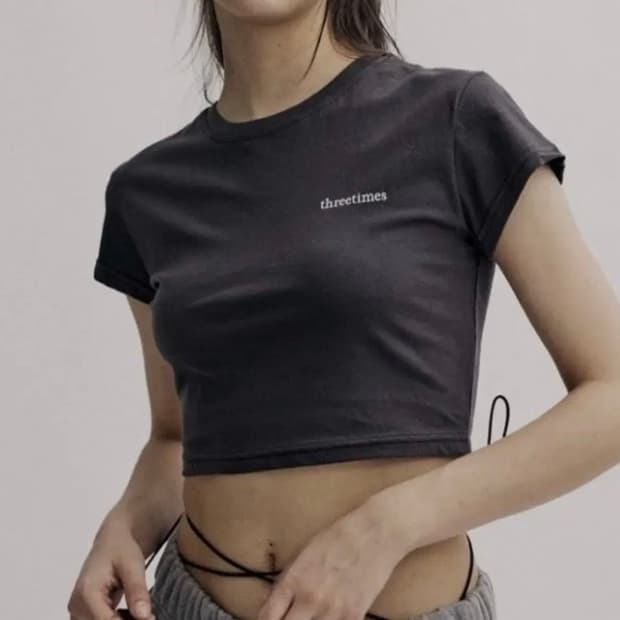 쓰리타임즈 에코 로고 숏 슬리브 티 차콜